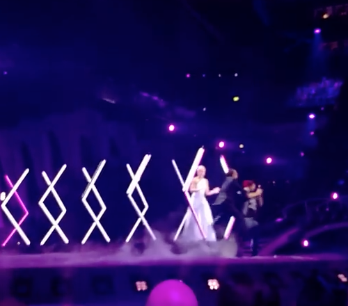Man springt op podium SuRie Engelse inzending Eurovisie singcontest